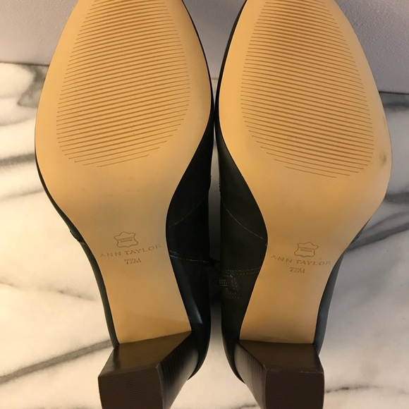 BRAND NEW Ann Taylor Spruce Green Booties - Picture 6 of 6